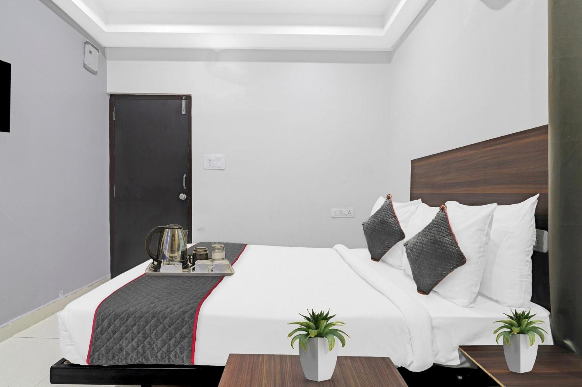 Hotel Collection O White House Near Kims Kondapur Kondapur  Exterior foto